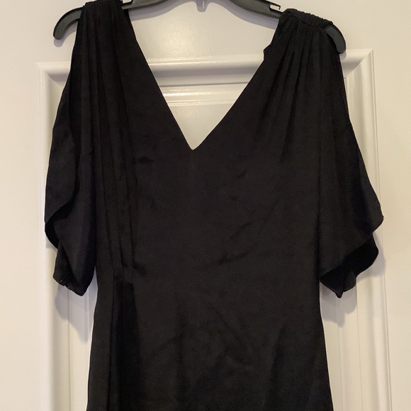 Alice Olivia Geena Dress Size 4 Black Asymmetrical V-Neck Short Sleeves - Picture 3 of 16